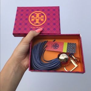 Cute Tory Burch Pebbled leather tassel!